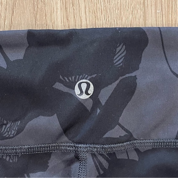 Lululemon Wunder Under Crop II Full-On Luxtreme Black Floral - Size 4 - Picture 5 of 6